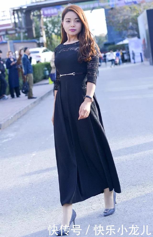 『红色』街拍:美女一身连衣裙搭配一双红色的高跟鞋,美的不要不要的