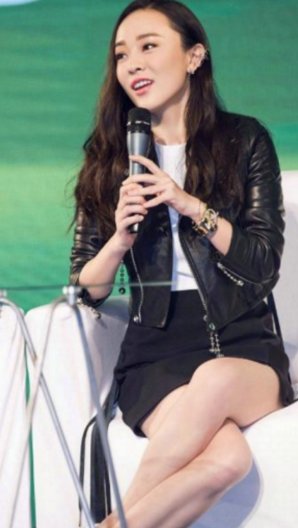 霍思燕穿短裙出席活动，磨磨蹭蹭艰难坐下，坐下就尴尬了!