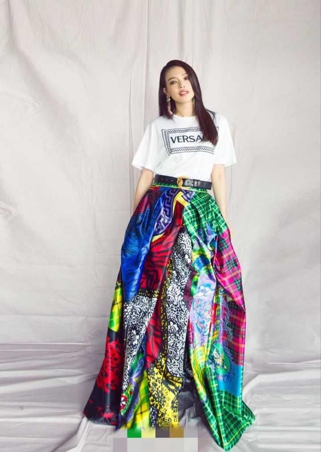 舒淇这是把“彩色窗帘”穿在了身上？顿时感觉胖了十斤！