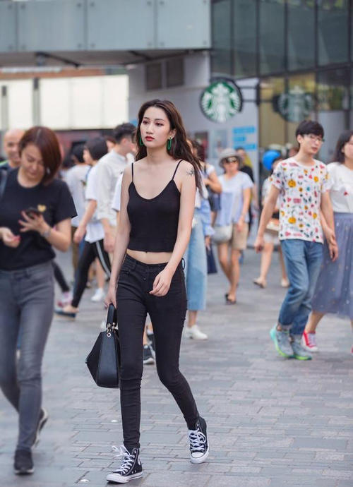街拍：图2小姐姐身穿清凉的“吊带”，展现不一样的风情！