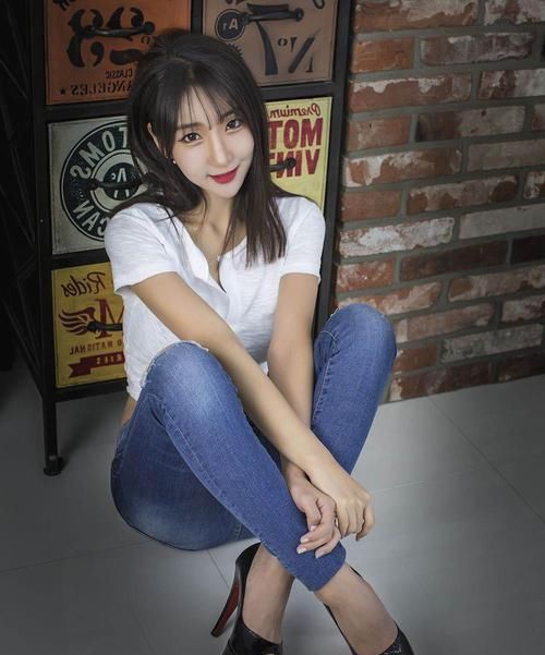  性感|牛仔裤美女简单搭配, 还是那么有魅力