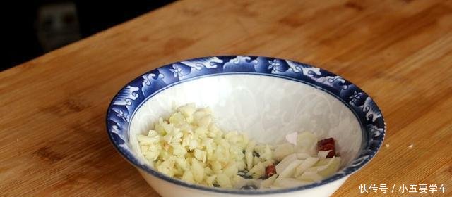  『辣椒』炒茄子时，直接下锅就大错特错，多加这一步，不费油，好吃不油腻！