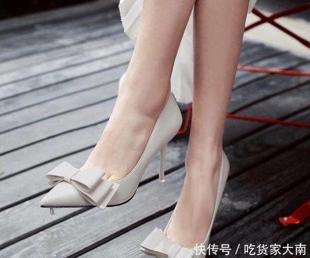  #腿部线条#尖头细高跟鞋，展现女性脚背的线条，彰显优雅女人味