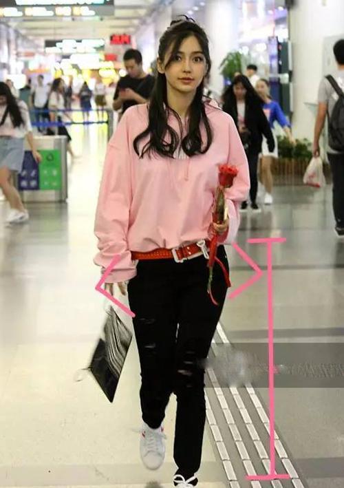 沈月精修图难掩粗腿，看阿娇baby邓紫棋如何用穿搭掩盖身材短板