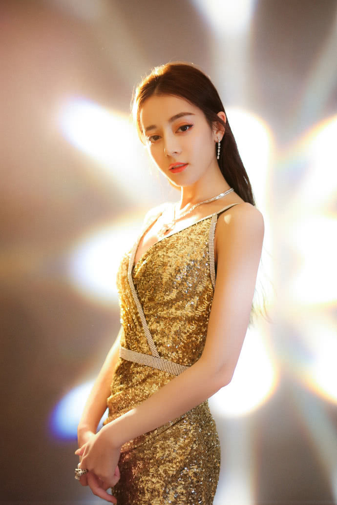迪丽热巴穿吊带裙秀身材，曲线感太明显，网友：简直不敢评价