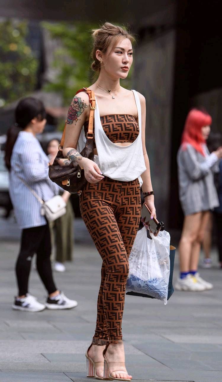 路人街拍，女人穿搭豹纹套装特别有范，夏天穿就更显时尚!
