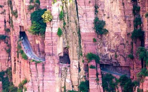 身处悬崖峭壁上的村庄，当地的村民纯手工打造横穿山脉的公路