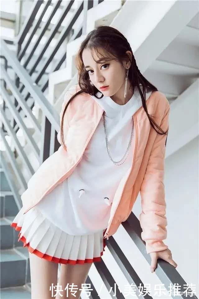 『姑娘来说』卫衣下面尽量少穿牛仔裤,早就“烂大街”了!瞧明星穿搭,真洋气
