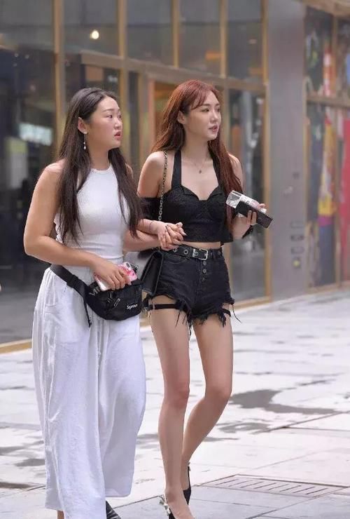  搭配一双：街拍：小姐姐简约式的小背心，增添了俏皮与性感的气质