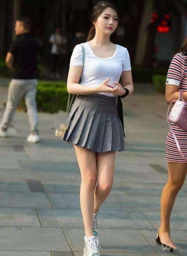 街拍:图1裙子太长了，不怕摔倒么?图4尴尬，把内衣痕迹印出来了