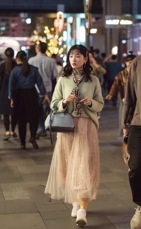  黑色■路人街拍，小姐姐粉色宽松的毛衣搭配黑色皮裙，可爱又帅气
