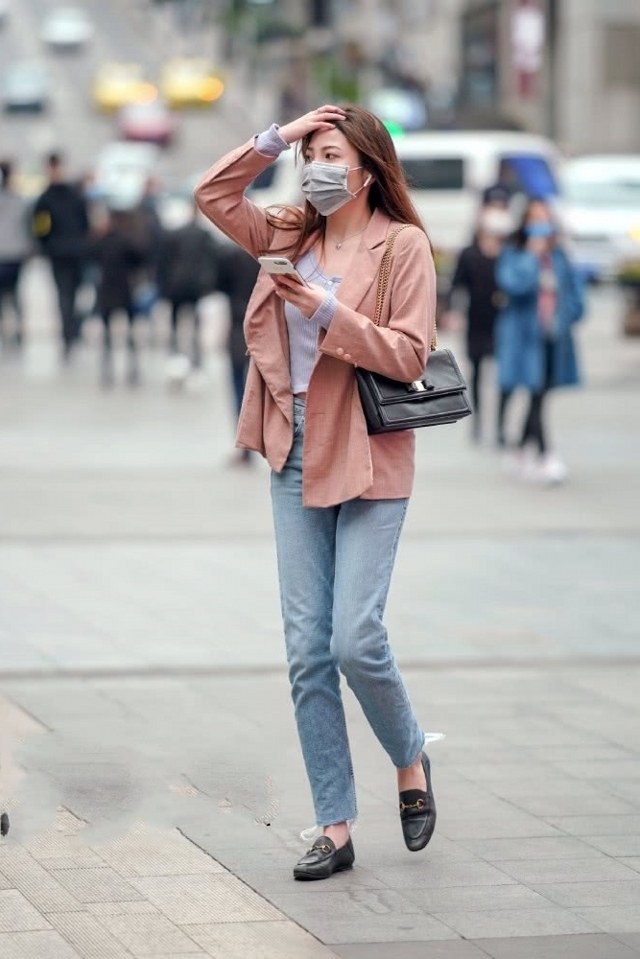 短袖■路人街拍,美女身上穿了一件浅色的短袖,非常洋气