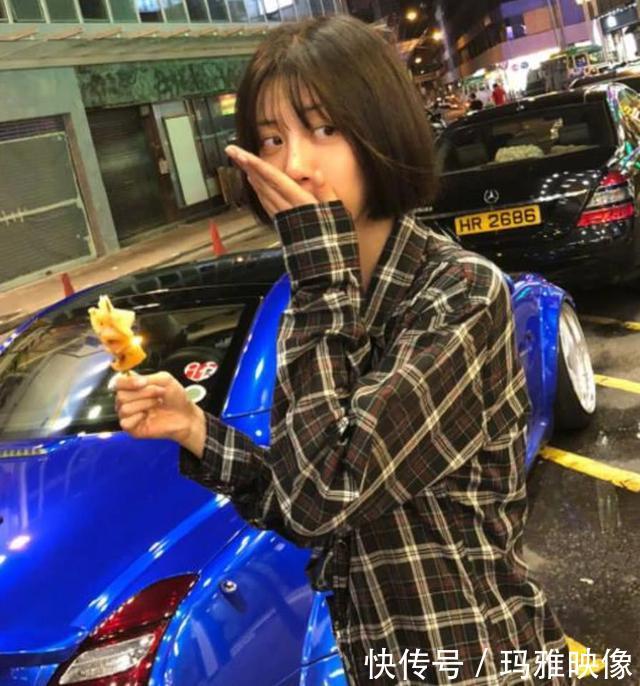 与杨幂公司解约的李溪芮吃路边摊，头顶太秃引热议，心疼