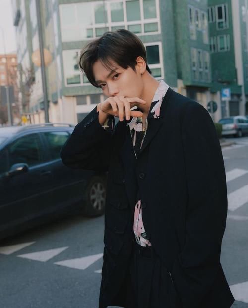  『显得』林彦俊大意了吧，竟穿了一条这么宽的裤子，身高显得像只有1米6