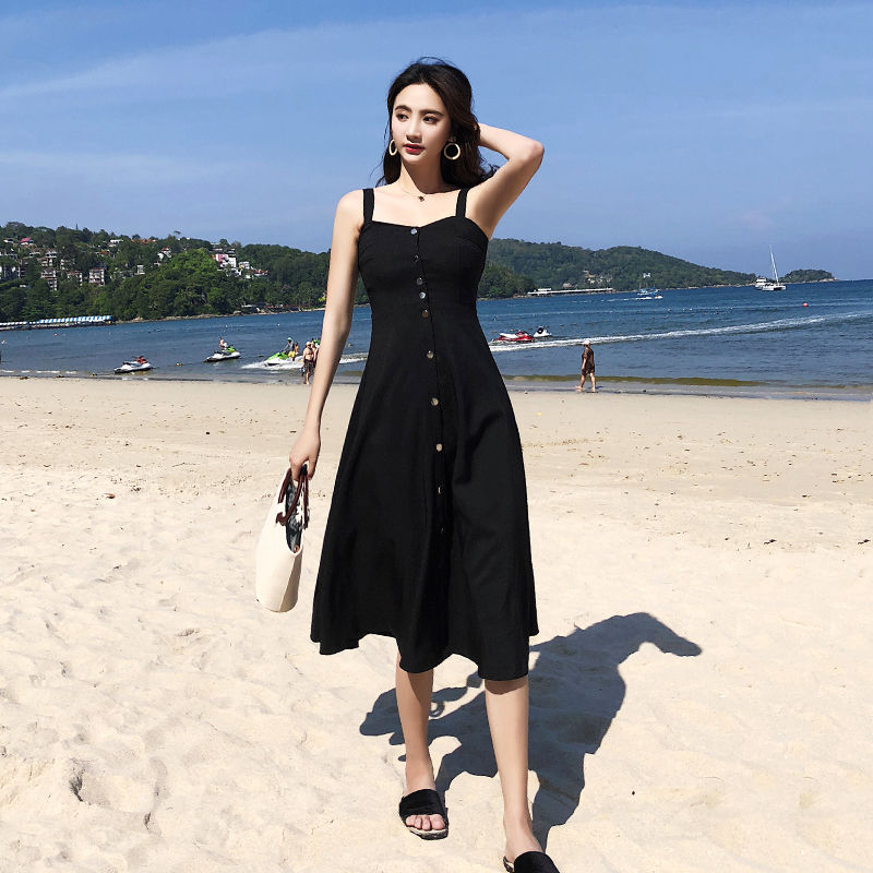 小小的性感和妩媚，吊带裙撩动这个美丽的夏天