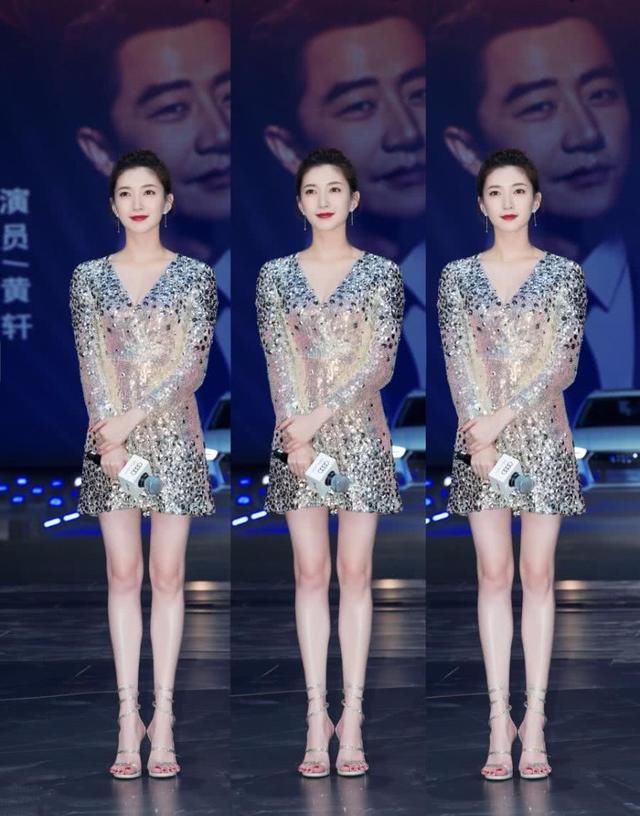 江疏影深V短裙露沟又秀长腿，亮片太多像炸毛，上半身像胖20斤