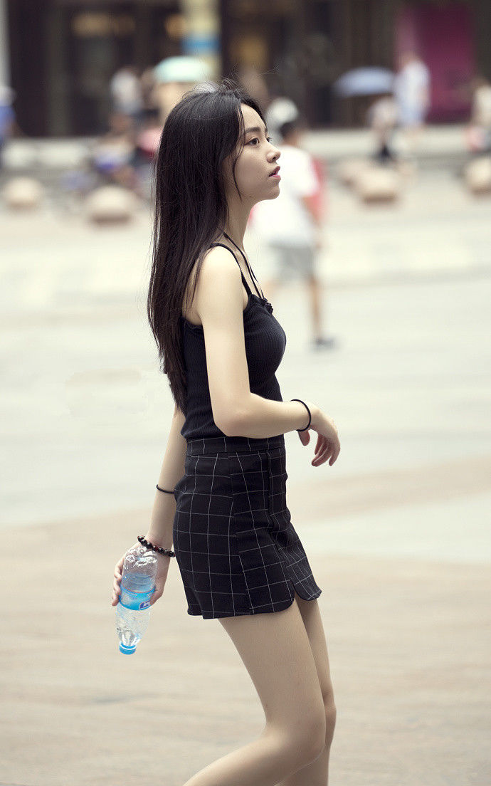 重庆街拍,紧致的连衣裙打造迷人的腰身,轻松打造女神范