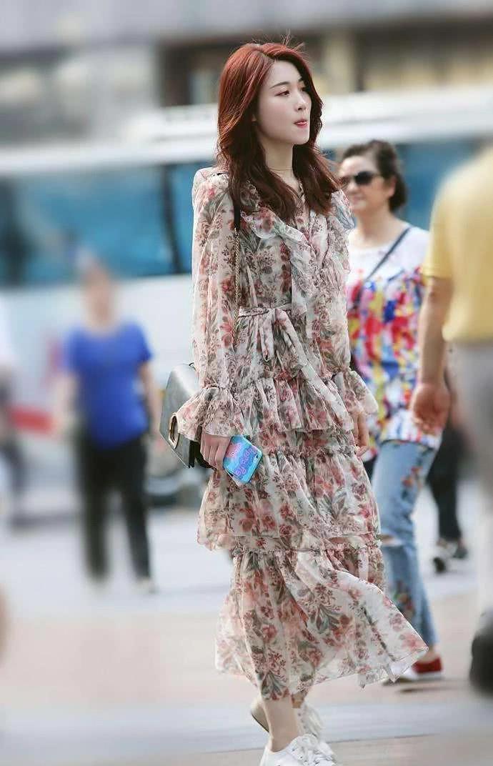 街拍：穿着裙子出门的靓丽小姐姐，光鲜亮丽气质迷人！