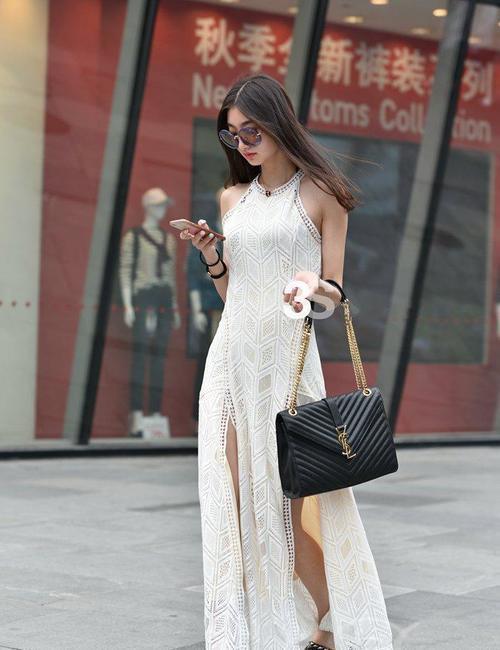 街拍:青春时尚有韵味的美女,身材苗条身姿挺拔!