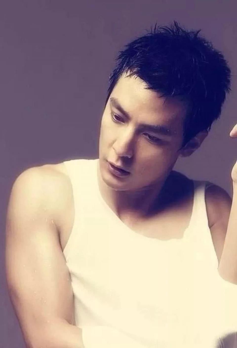 为什么女生穿背心很性感，男生穿就像老大爷!