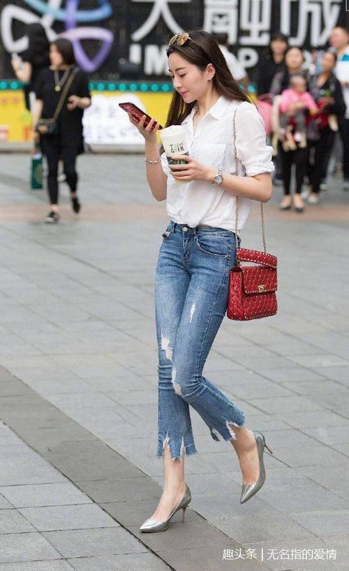 街拍：身姿丰盈的牛仔裤美女，甜蜜动人，大长腿十分养眼！
