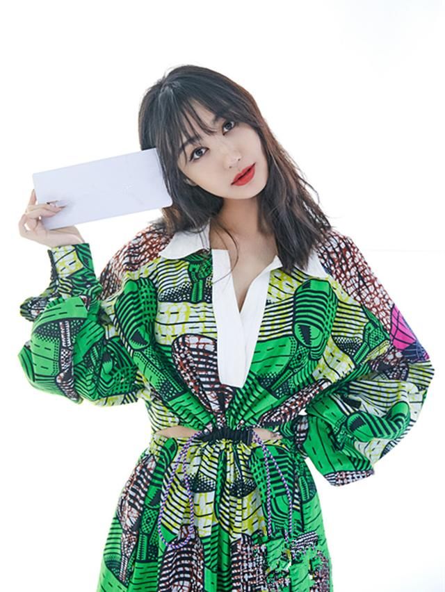 李菲儿与王鸥撞衫，靠露腰取胜，套塑料袋秀身材才“心机”!