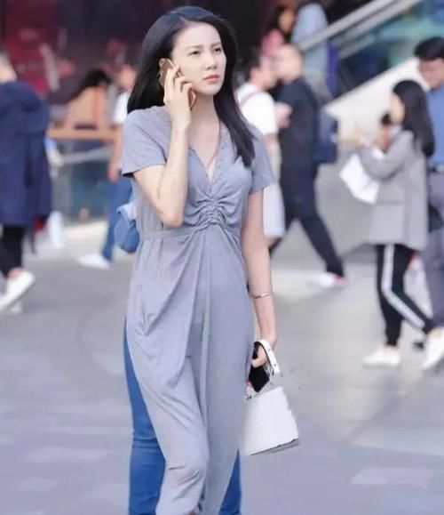  『气质』潮范儿女神来了，街拍：杏眼明仁的美女，一件白色上衣配红色短裙，时尚达人气质范