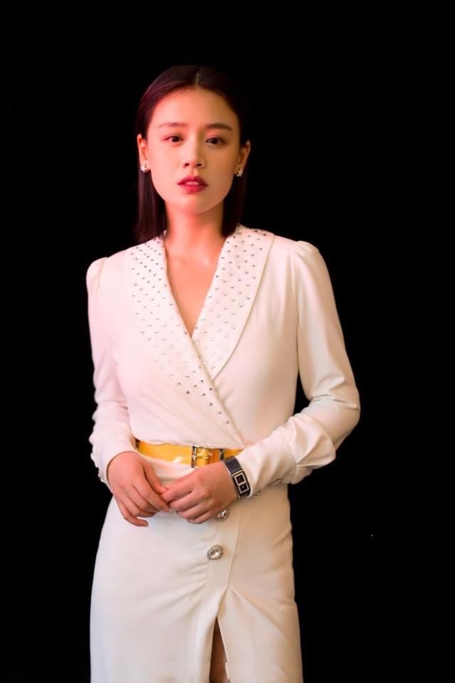 马思纯还真敢穿，连体开叉裙直接开到大腿根，显惊艳又性感！