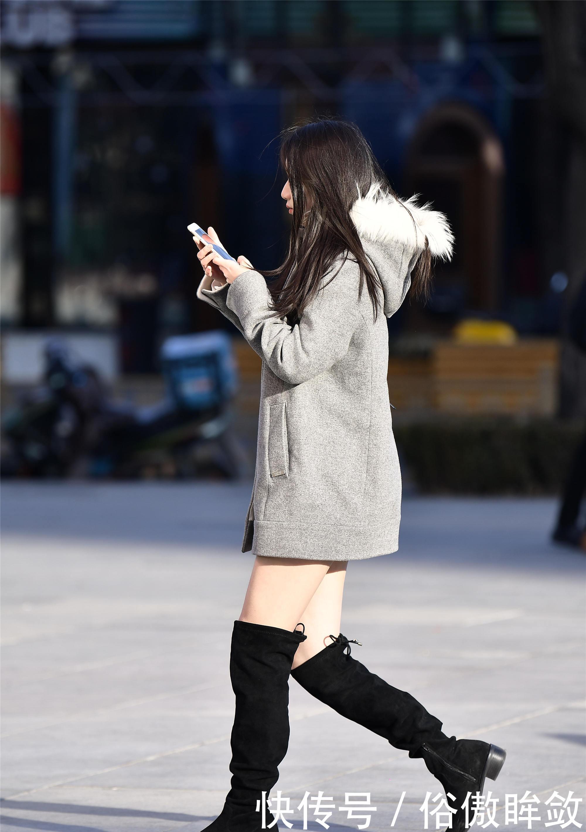 『冬天』街拍:美女光腿穿着一双黑色绒面过膝靴,在冬天显得特别时尚靓丽