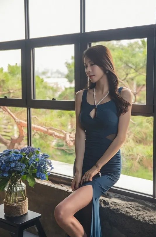  女生■长裙是很多女生喜欢的装扮, 因为长裙更能散发女性的个人魅力