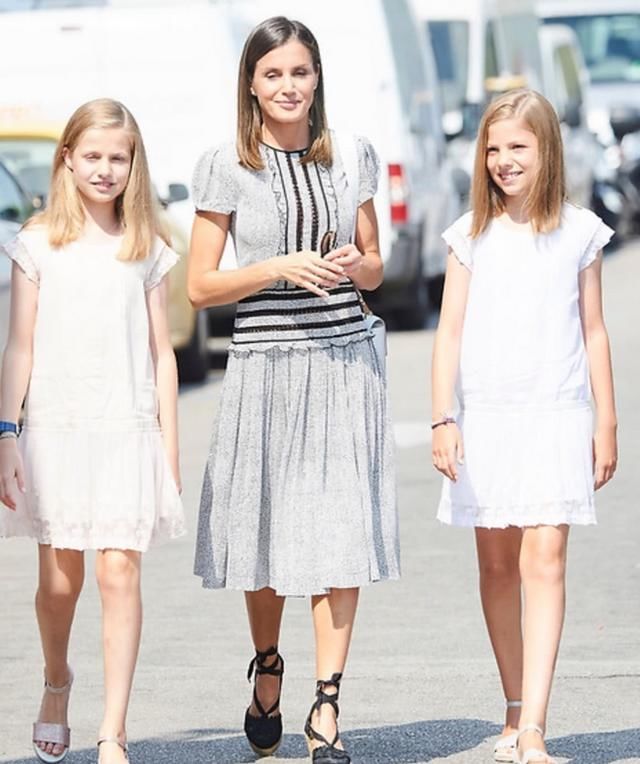 西班牙王室的马略卡岛之旅即将结束,莱蒂齐亚与国王费利佩秀恩爱