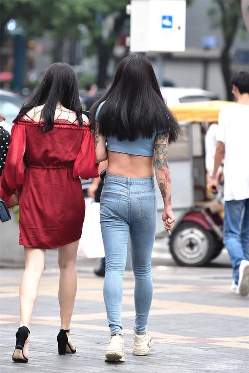 小姐姐们穿着紧身牛仔裤，是因为她们对自己身材的那一份自信