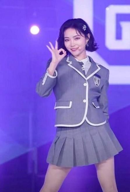 [学员]《青你2》学员录主题曲直拍都穿短裙，只有三人不一样，看到长相：难怪呢