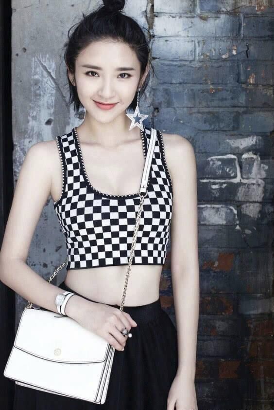 唐艺昕太会穿了，把马赛克穿身上大秀身材，网友:张若昀赚了