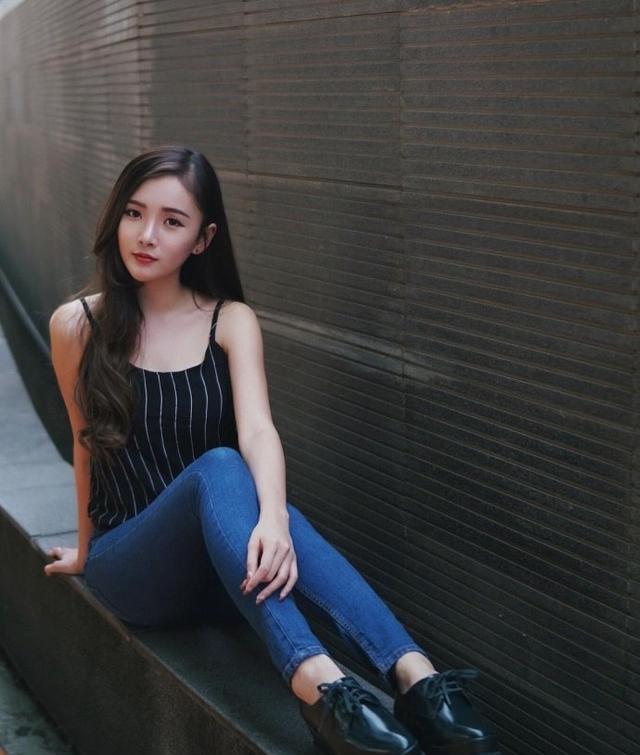 许多姑娘都非常喜欢穿搭牛仔裤,因为更显好身材!