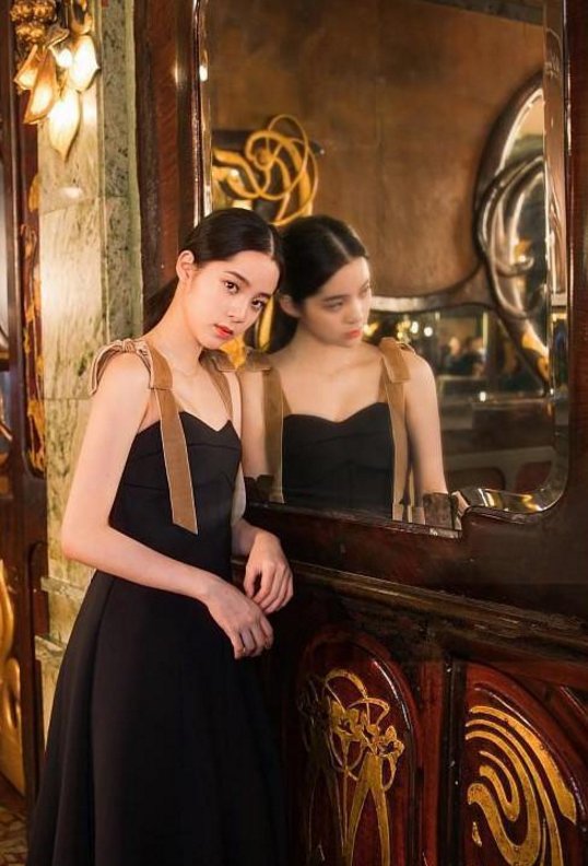 穿上黑色长裙的欧阳娜娜已经妩媚动人了，但看到唐嫣之后我沉默了