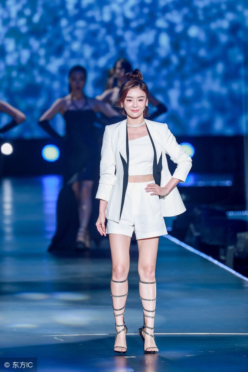 袁姗姗脚踩12cm细针跟现身，脚尖脚背都垂成一条直线了