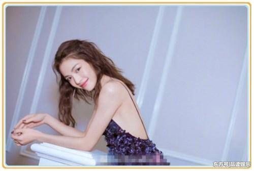 钟楚曦这件吊带裙从正面看平淡无奇，一个转身仿佛全世界都亮了!