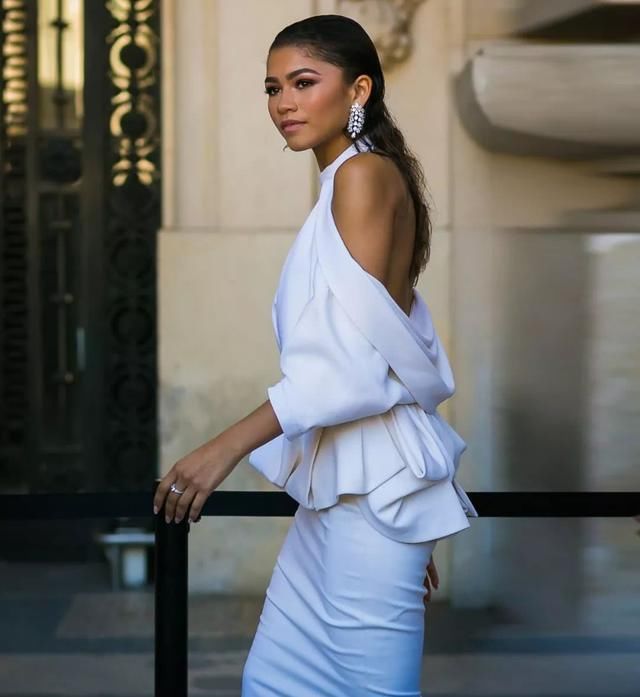 低调地露肉，性感得刚好，唐嫣同款美背了解一下