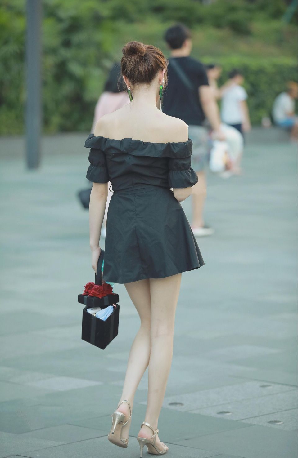 极品街拍 | 凉高长腿白嫩颜值给力