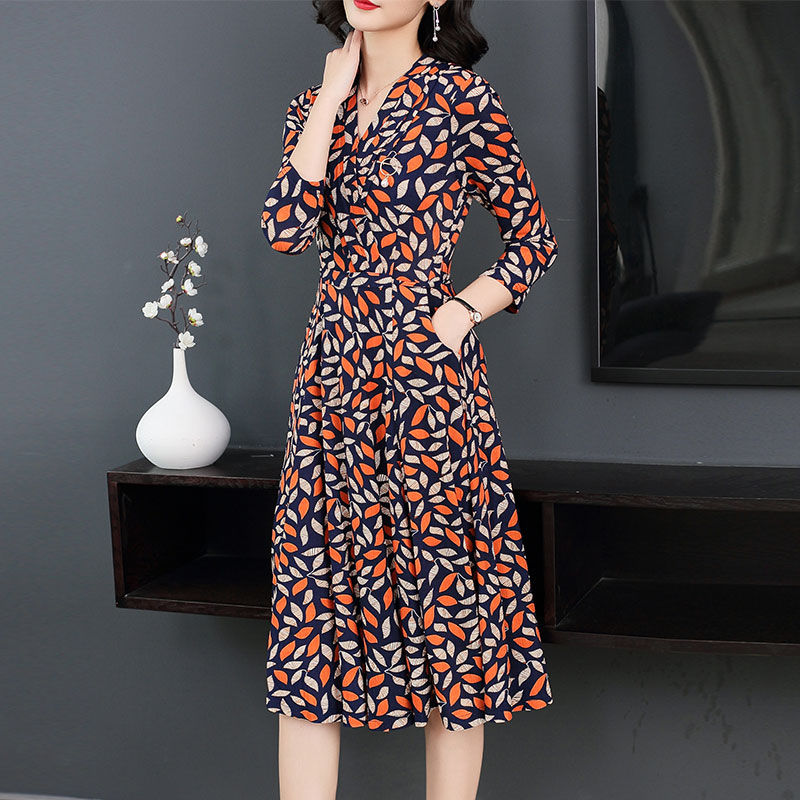 新发现8款秋裙，有点小贵，但56岁妈妈上身洋气美嫩，贵也值了