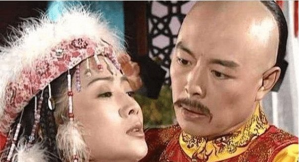  还珠格格■为什么赛娅可以选夫,含香却是被当成礼物,你看看两人的差距就明白了
