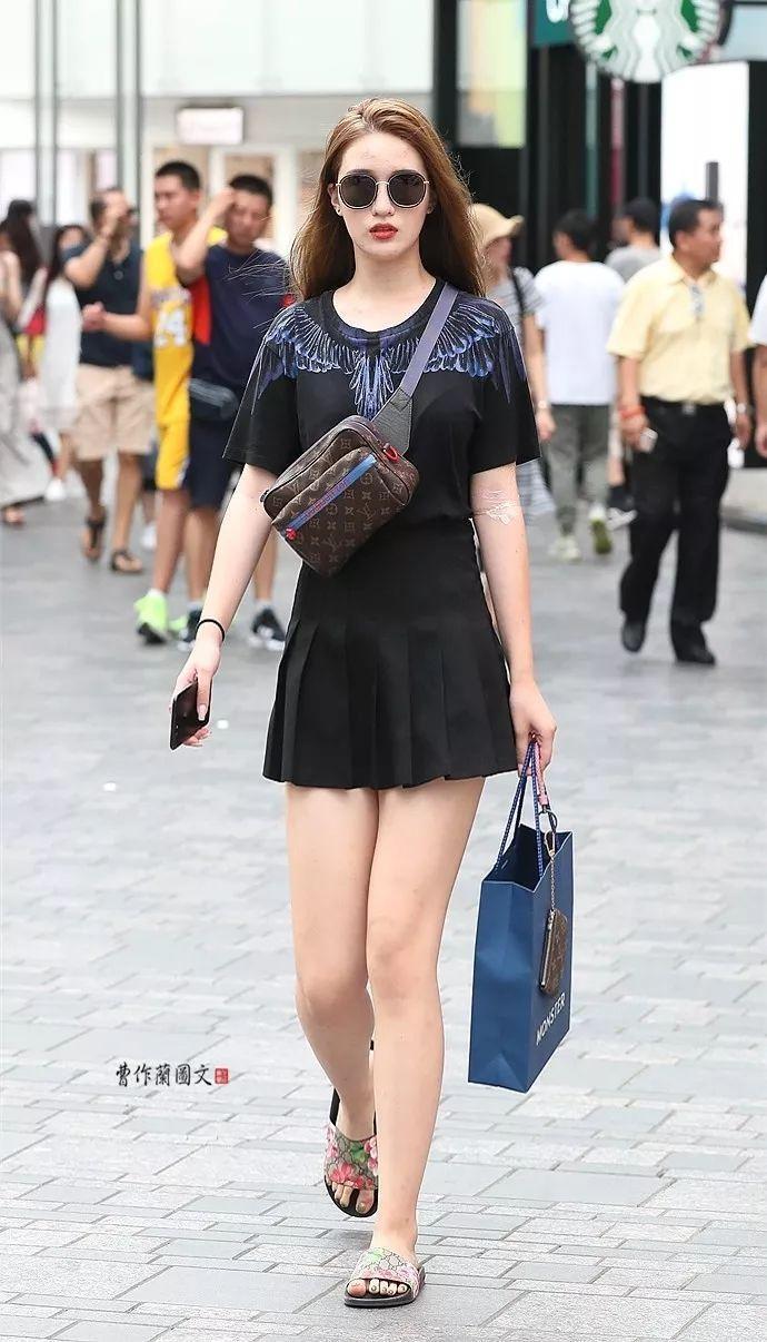 街拍：这些美女不仅拥有大长腿