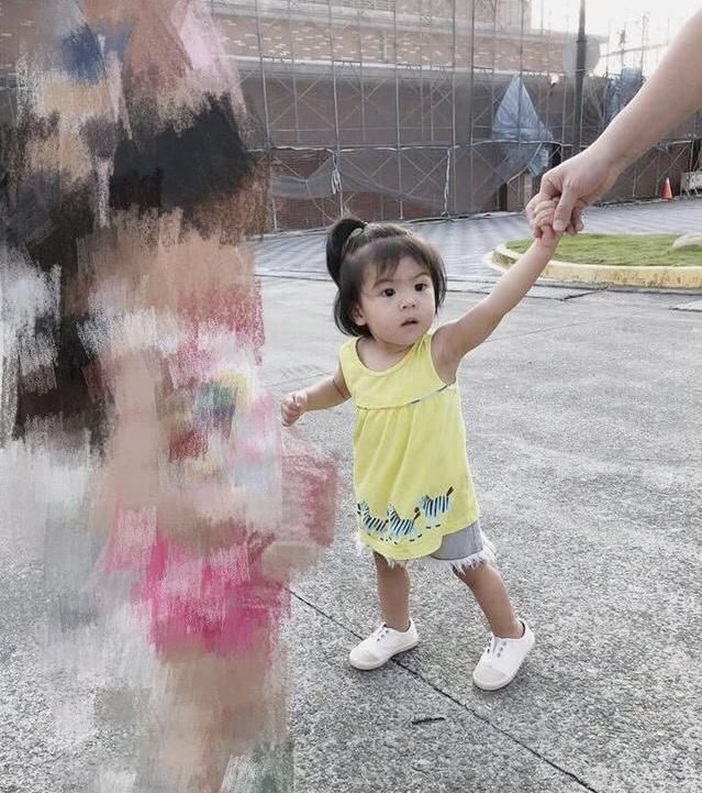 咘咘又长高了，波妞留起长发看起来和咘咘好像双胞胎哦