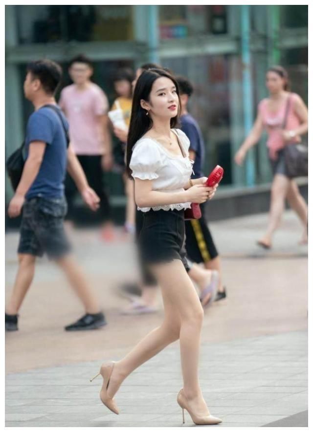 街拍：在阳光的照耀下，小姐姐的美腿是那么的吸睛