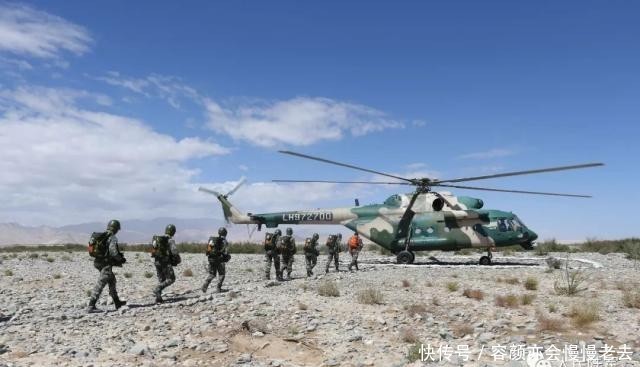  「政治工作」26名政治工作干部伞降昆仑