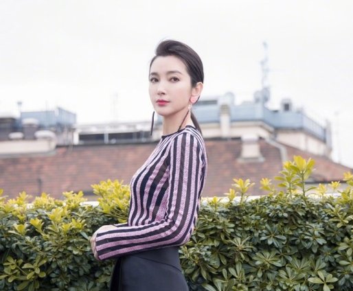 李冰冰米兰看秀造型曝光 透视上衣搭短裙优雅性感