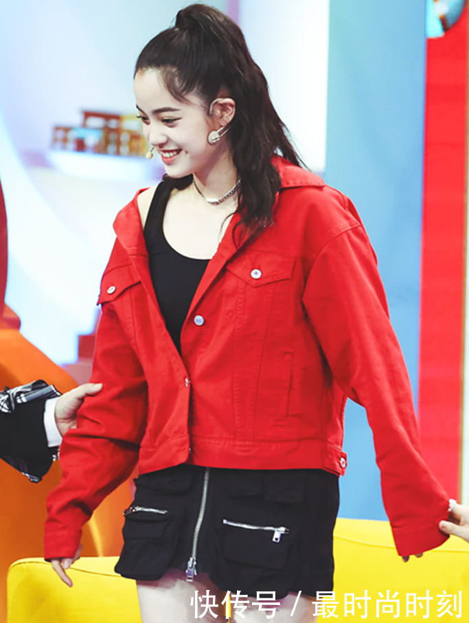 张雪迎短裙撞衫欧阳娜娜,时尚不分年龄