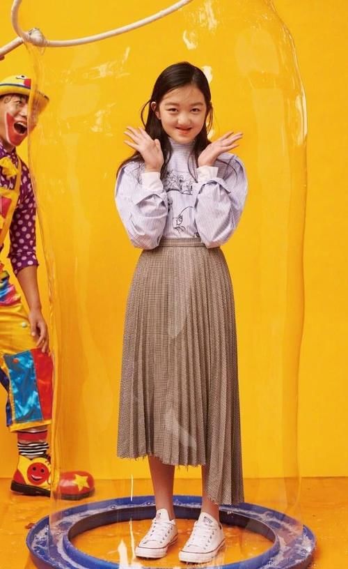 『 治好』13岁自信过人，穿长裙美得认不出，王菲女儿唇裂治好后堪比整容