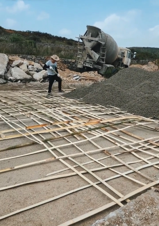  [村民]农村“村村通”水泥路，村民用竹子铺路基，网友称：难得